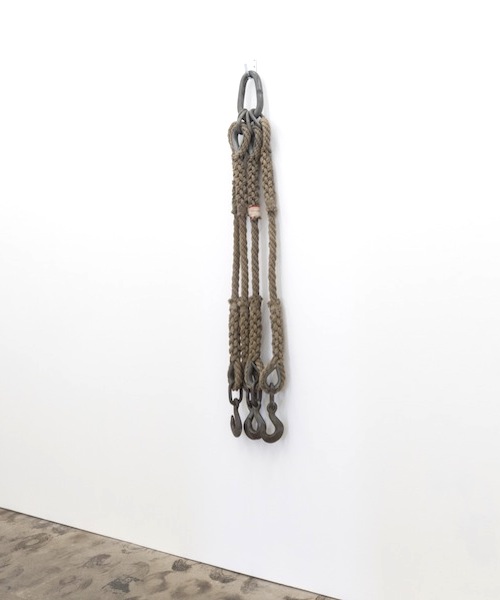 Klara Meinhardt: Dragline, 2018, Readymade, rope, metal, 170 x 50 x 9 cm

